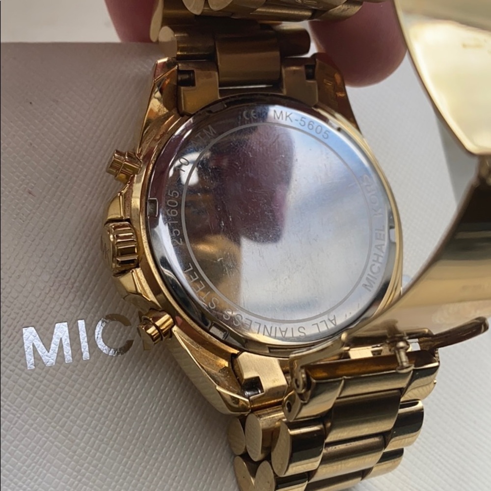 Gold Michael Kors watch ✨ Needs to be sold ASAP! SEND ME AN OFER! - Picture 6 of 11